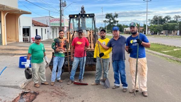 Prefeitura de Pequizeiro intensifica serviços de tapa-buracos e manutenção de praças e canteiros