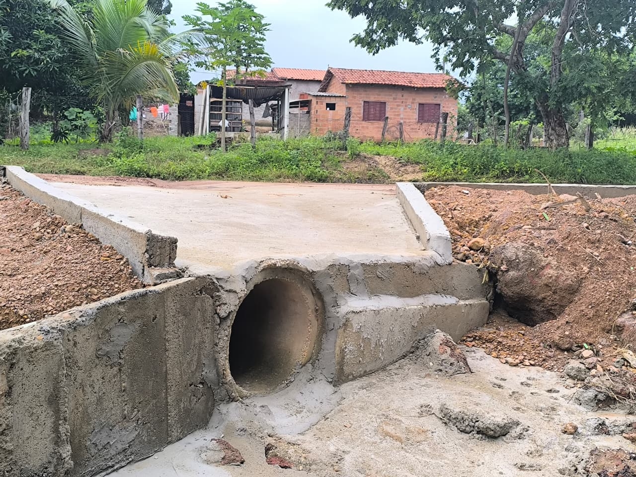 Prefeitura de Pequizeiro realiza manutenção em bueiros para garantir segurança e mobilidade urbana