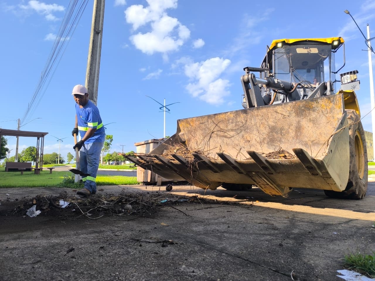 Prefeitura de Pequizeiro mantém serviço diário de retirada de entulho e reforça compromisso com a limpeza urbana