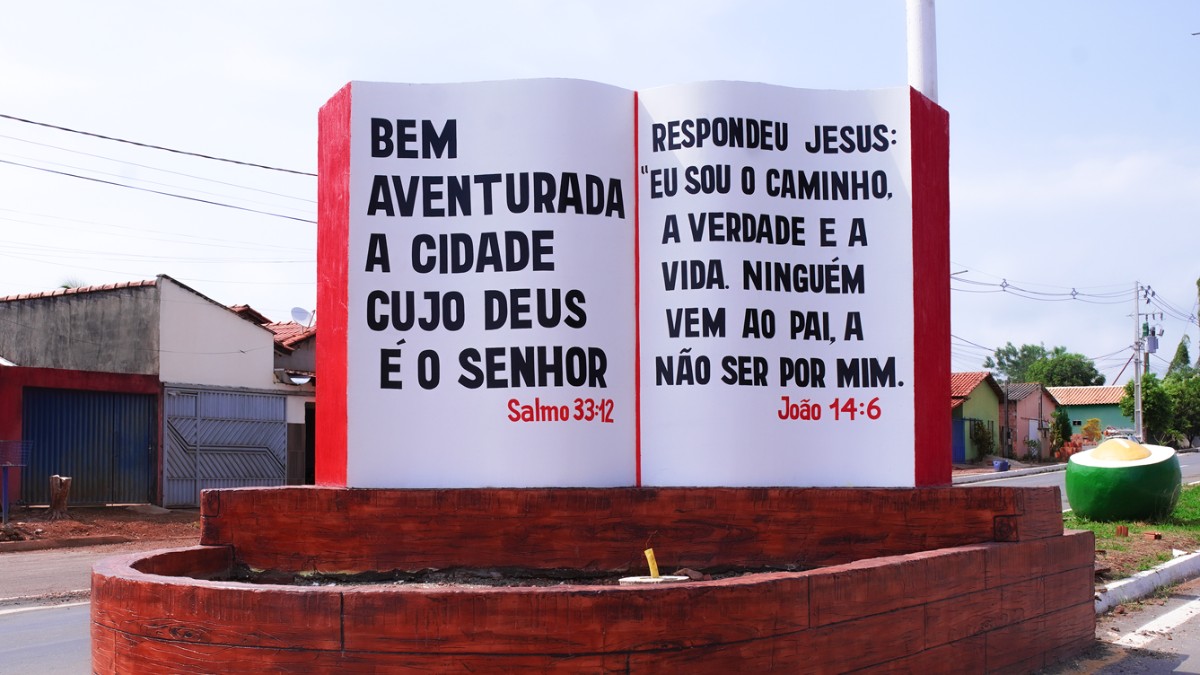 Bíblia Sagrada: símbolo de fé é construído em Pequizeiro