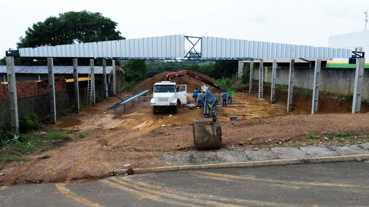 Prefeitura de Pequizeiro inicia construção de garagem coberta para a frota escolar